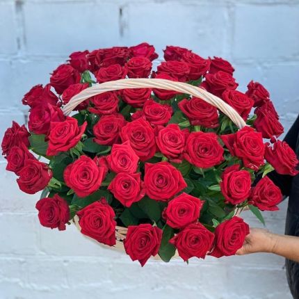 Корзинка "Моей королеве" из красных роз с доставкой в по Купавне